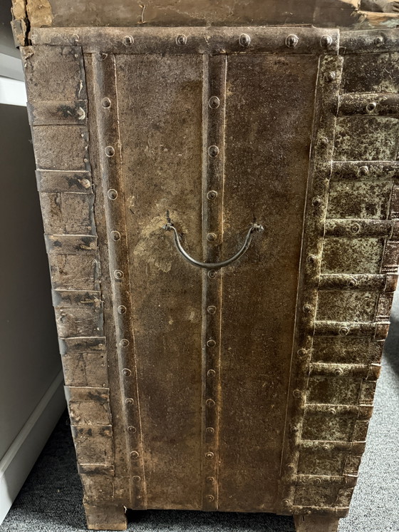 Image 1 of Houten Kist met Metalen Beslag - Uniek Stuk