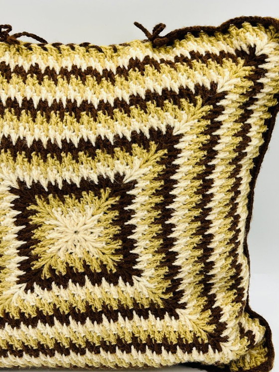 Image 1 of Coussin en crochet vintage années 70