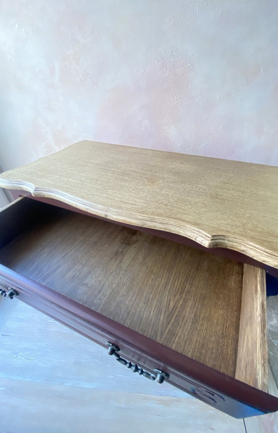 Image 1 of Gerestaureerde ladekast in Louis XV-stijl - met een blad van natuurlijk hout en een diepe beits.