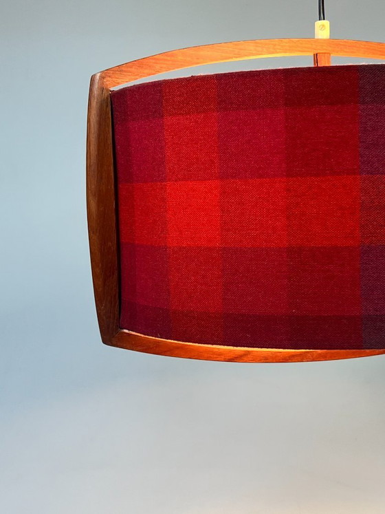 Image 1 of Lampada a sospensione vintage in teak con paralume a quadri rossi, Scandinavia anni '60