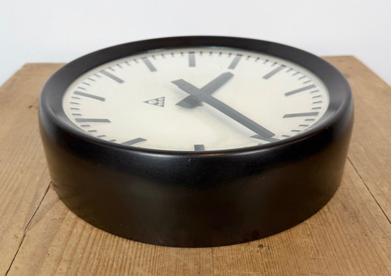 Industrial Bakelite Factory Wall Clock from Pragotron, 1960s – Glass, Plastic (photo 12 of 16)