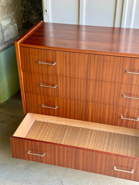 Kirschfarbene Holzkommode – Kommoden, Metal, Wood (photo 12 of 18)