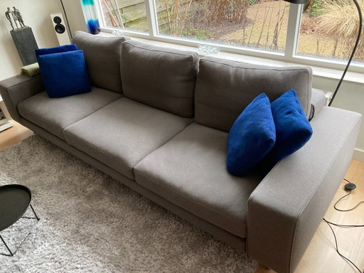 Sofá de tres plazas "Sherman" de Minotti, recientemente retapizado con Kvadrat Hallingdal