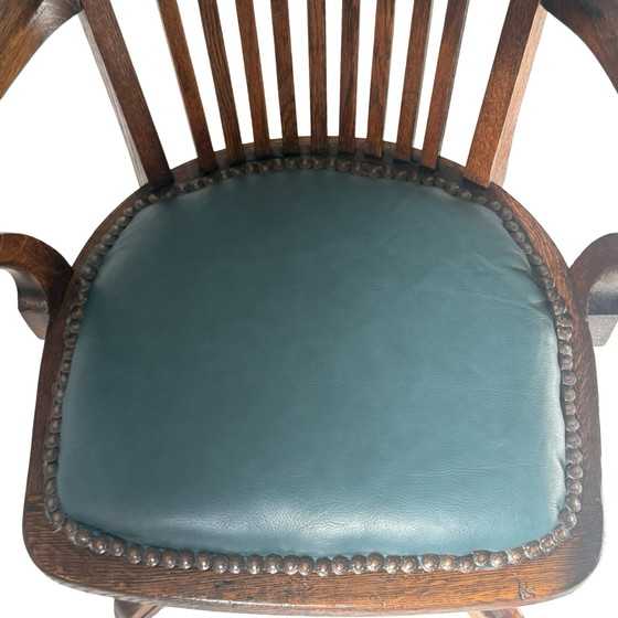 Image 1 of Silla de capitán de madera curvada - Montada sobre una base giratoria - Asiento verde, base de hierro fundido