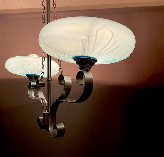 Image 1 of Grand lustre Art déco avec éclairage indirect et abat-jour en verre opalin bleu