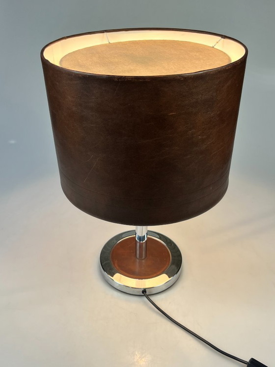 Image 1 of Lampe de table/lampe de chevet vintage, pied chromé et abat-jour en cuir. Années 1970