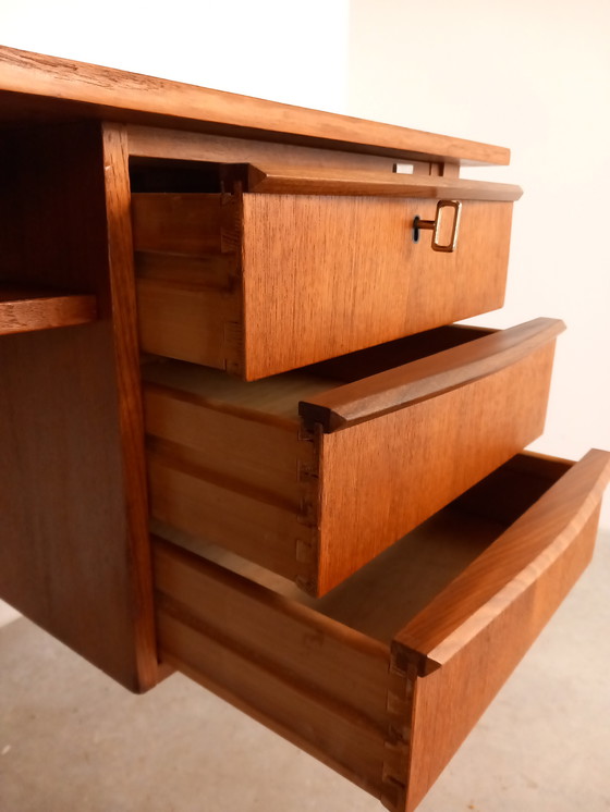 Image 1 of Escritorio de teca de diseño danés de los años 60 y 70 | Mediados de siglo