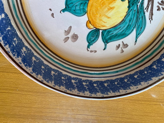 Piatto da parete vintage in ceramica siciliana con limoni dipinti a mano – 43 cm, anni '70 (photo 3 of 8)