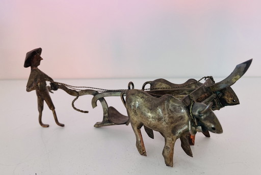 Statue d'un fermier asiatique avec des bœufs labourant sa terre