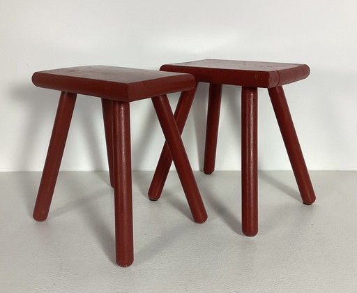 Zwei rote Vintage Holzhocker Beistelltische