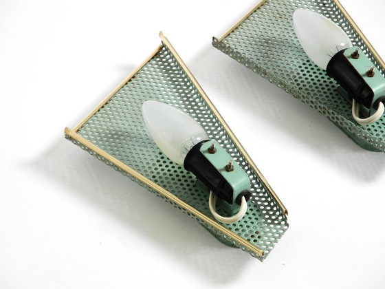 Image 1 of Ein Paar wunderschöne mintgrüne Wandlampen im Mid-Century-Modern-Stil aus perforiertem Blech mit Plexiglasschirmen