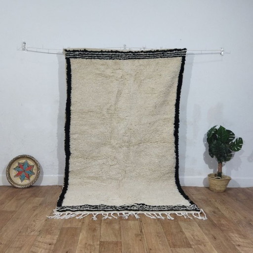 Minimalistischer marokkanischer Beni-Ourain-Teppich – Minimalistischer Berberteppich | 250 × 147 cm