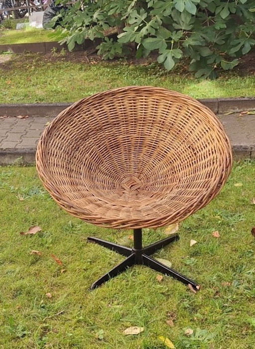Sedia a baccello girevole in rattan e ferro, anni '60