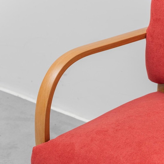 Image 1 of Vintage tweezitsbank – hout en rode stof, jaren 60, moderne antieke stijl