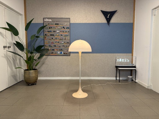 Louis Poulsen | Verner Panton | Panthella | Gebroken wit kunststof en metaal | 1 stuk – vloerlampen, Metal, Plastic