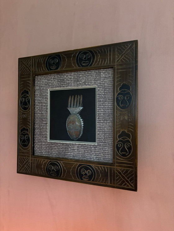 Image 1 of Cadre en bois sculpté à la main avec masque africain