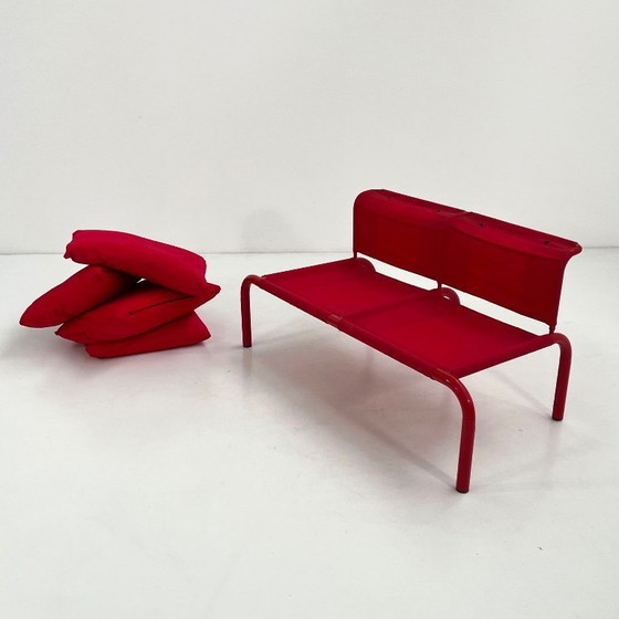 Image 1 of Rode tweezitsbank van metaal en stof van Thalia & Co, jaren 80.