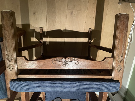 Sillón vintage hecho a mano de los años 40 y 50: madera maciza y tapizado azul.