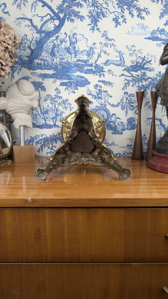 Image 1 of 19e eeuw Verguld bronzen kaarsenhouder met waterspuwers Neo Middeleeuwse stijl