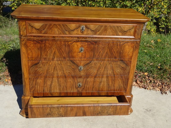 Image 1 of Commode Louis Philippe en noyer et ronce de noyer