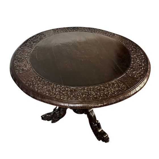 Image 1 of Table basse en bois de padouk sculpté de dragons, style anglo-indien, XIXe siècle.