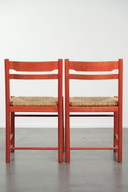 2 chaises vintage en bois rouge des années 70 avec assise en rotin tressé