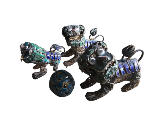 Image 1 of Foo (Fu) dogs -  Filigraan - Emaillen -  cloisonné - miniatuur -  zilver - verguld  ~ 3 stuks - Chinese sieraden ~ 20e eeuw
