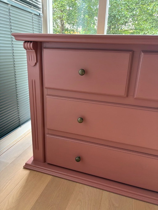 Commode vintage rose/violette avec poignées en laiton