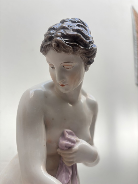 Image 1 of Statue en porcelaine d'une femme au bain
