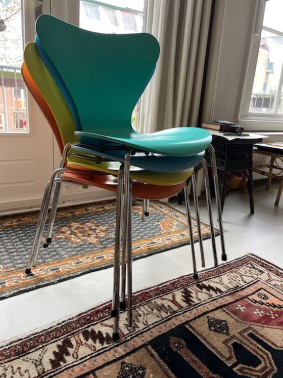 Image 1 of 4x Fritz Hansen stoelen gekleurd