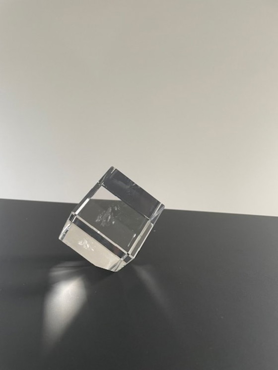 Image 1 of Cubo di vetro inclinato con effetto prismatico