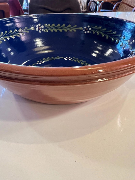 Vintage Pudding Kom | Mid-Century Keramiek | Terracotta buitenkant, Blauwe binnenkant met bloemmotief (photo 2 of 5)
