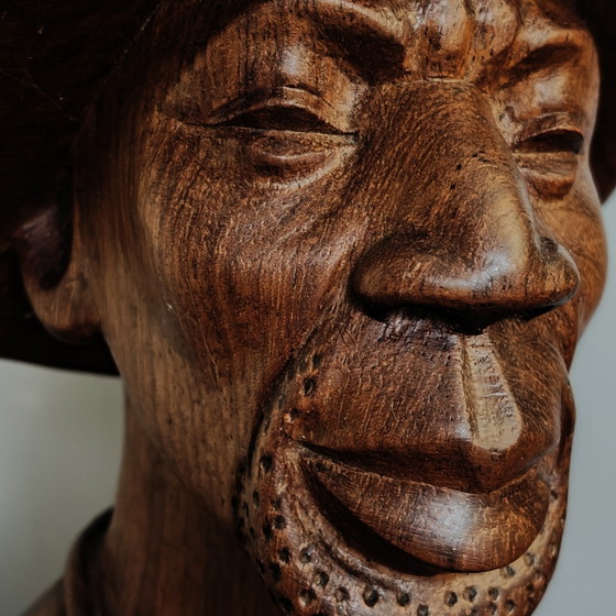 Image 1 of Buste vintage en bois sculpté à la main – Sculpture en bois massif – Art populaire du milieu du XXe siècle – 28 cm