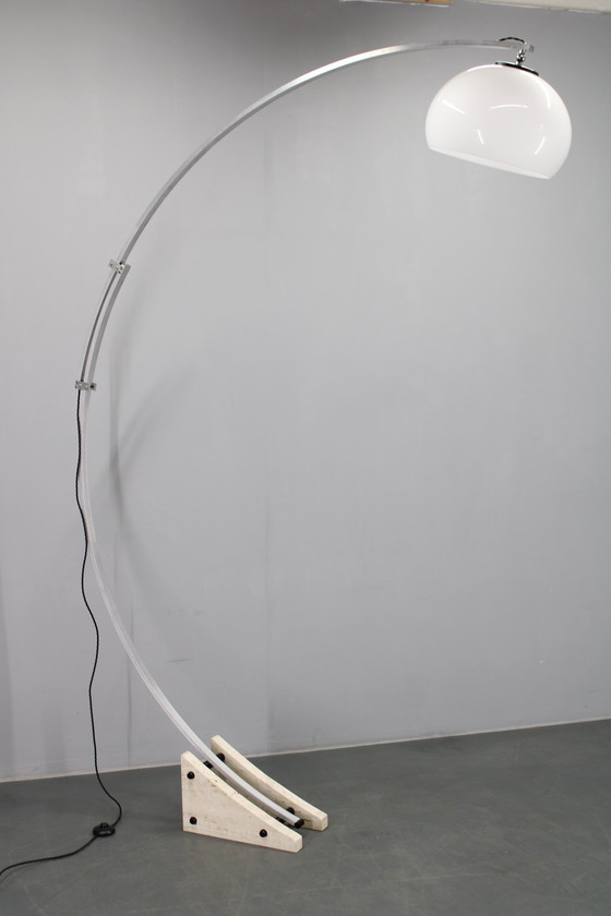 Image 1 of 1970er Harvey Guzzini Bogenförmige verstellbare Stehleuchte, Italien