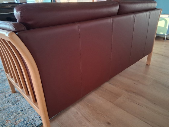 Image 1 of Sofá de 2,5 plazas en madera de haya danesa y cuero rojo burdeos