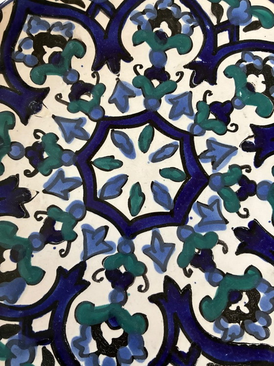 Image 1 of Plato redondo de terracota para servir, procedente de Nabeul, Túnez.