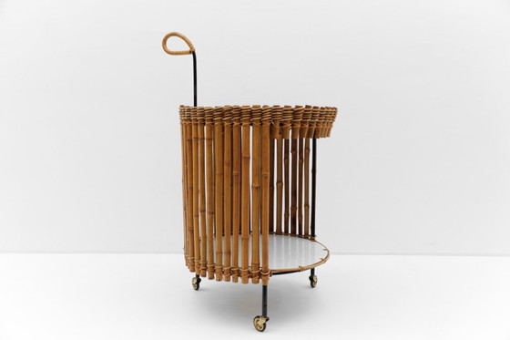 Image 1 of Set van 2 Mid-Century Modern ronde serveerwagens van bamboe, jaren 60,