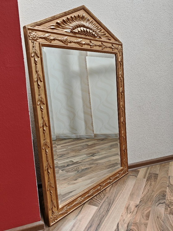 Image 1 of Miroir rectangulaire en haut avec triangle avec cadre en bois, doré de succession