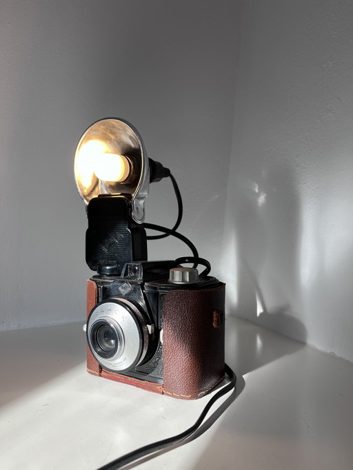 Handgemaakte lamp van camera met flits