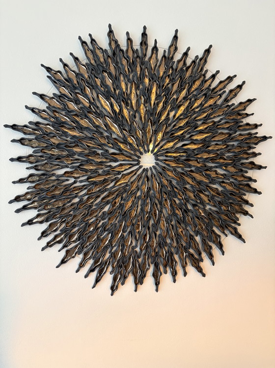 Zwarte Porseleinen Wanddecoratie Met Goudkleurige Glazuur – Beeldhouwkunst, Porcelain (photo 2 of 6)