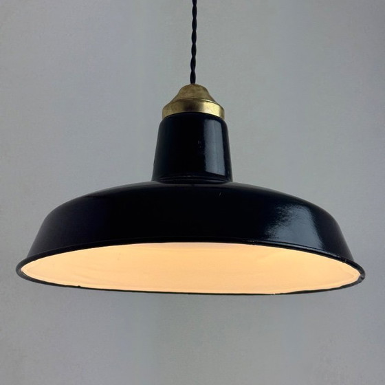 Image 1 of Lampada a sospensione industriale antica, smaltata, per officina.