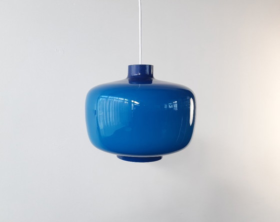 Image 1 of Zeldzame blauwe glazen vintage mcm hanglamp, blauw op wit glasZeldzame blauwe glazen vintage mcm hanglamp, blauw op wit glas