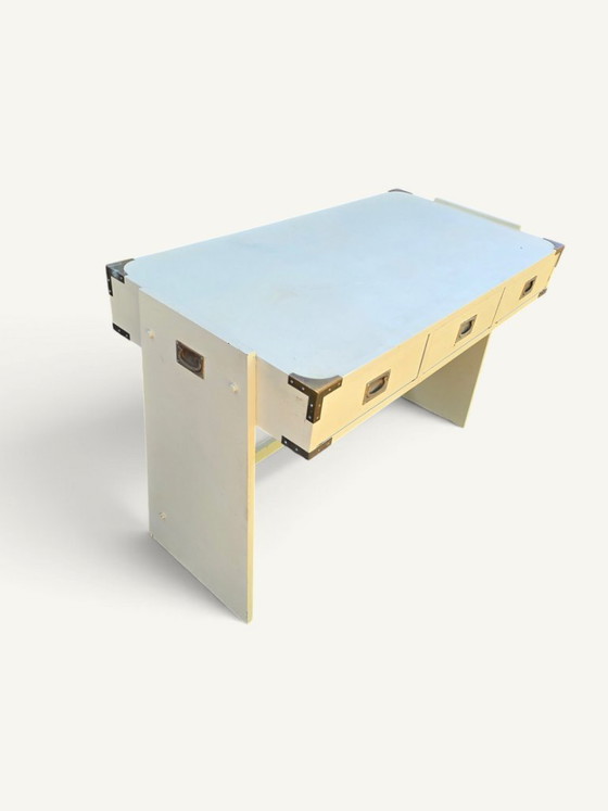 Scrivania vintage in stile country, realizzata in legno laccato color crema e ottone. – Scrivanie, Wood, Brass (photo 3 of 5)
