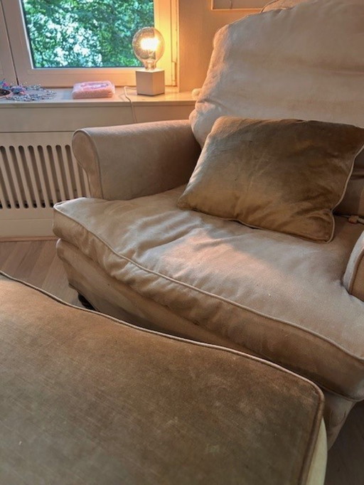 Samt-Sessel mit Ottomane - zartes Altrosa - zeitloser Komfort & Stil
