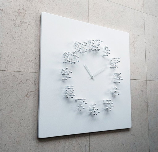 Horloge murale/sculpture murale illusionniste « Mocap » blanche