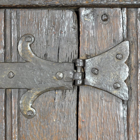 Image 1 of Baskische eikenhouten opbergkast, 17e eeuw