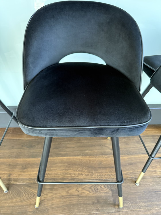 Image 1 of 4 taburetes de bar Eichholtz Cliff Roche de terciopelo negro