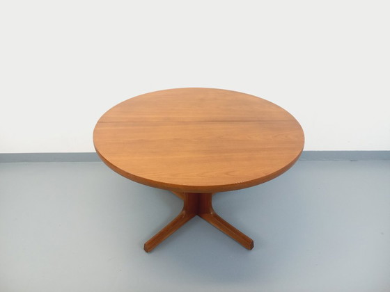 Image 1 of Table à manger ronde scandinave vintage en teck des années 60 avec rallonges
