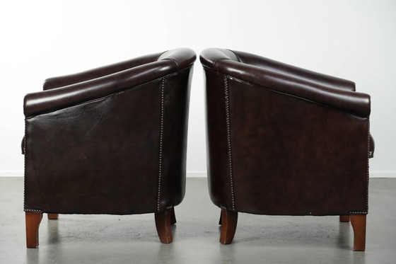Image 1 of 2 Club-Sessel aus dunkelbraunem Rindsleder in gutem Zustand mit zeitlosem und stilvollem Design im englischen Stil.