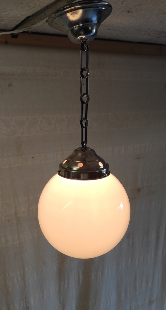 Lampada a sospensione Bauhaus a forma di globo in vetro opalino, diametro 20 cm - anni '30 (photo 4 of 9)